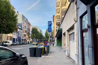 Brüksel 'de yol kenarındaki mavi metalik park levhası