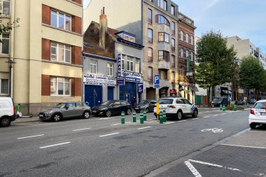  Brüksel, Belçika 'da yolun ortasına park etmiş bir polis arabası.