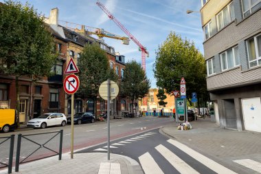 Brüksel yolunda beyaz zebra çizgileri