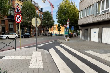 Brüksel yolunda beyaz zebra çizgileri