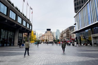 Brüksel 'de halk meydanında yürüyen yayalar