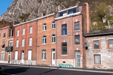 Belçika, Dinant 'taki güzel ortaçağ binalarının önünde duran bir sürü çöp poşeti.