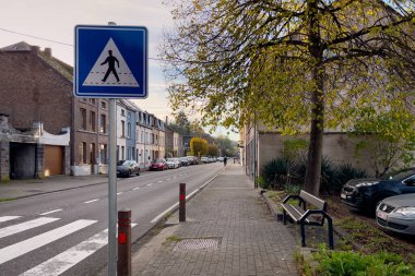 Belçika, Dinant 'taki zebra hatlarının yanındaki yol kenarında mavi metalik yaya tabelası.