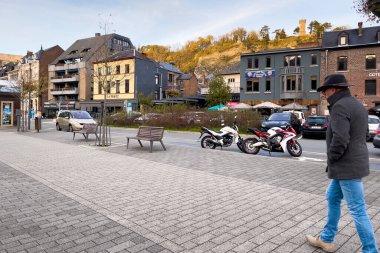 Dinant, Belçika 'da sokakta yürüyen insanlar