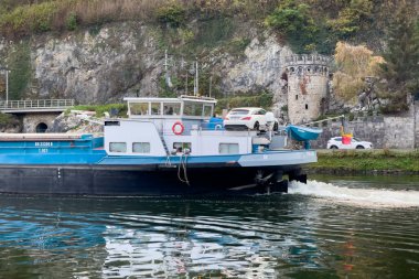 Belçika 'daki Meuse Nehri' nde büyük bir mavna. 