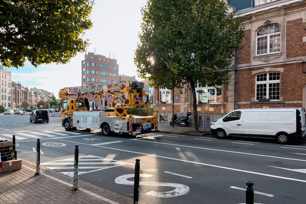 Ciężarówka Montażu Szkła Dźwigiem Jadącym Drodze Brukseli — Zdjęcie stockowe