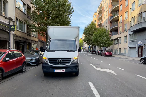 Camion Mercedes Garé Sur Route Avec Les Feux Détresse Clignotant — Photo