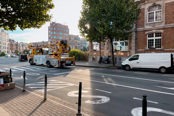 Φορτηγό Εγκατάστασης Γυαλιού Γερανό Που Οδηγεί Στο Δρόμο Στις Βρυξέλλες — Φωτογραφία Αρχείου