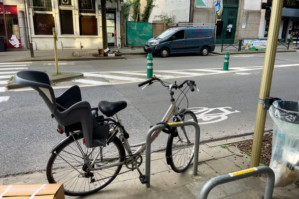 Ένα Συμβατικό Ποδήλατο Παρκαρισμένο Στο Δρόμο Στις Βρυξέλλες Βέλγιο — Φωτογραφία Αρχείου
