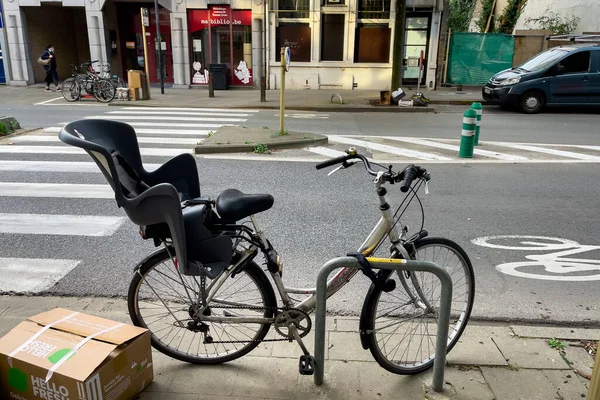 Uma Bicicleta Convencional Estacionada Rua Bruxelas Bélgica — Fotografia de Stock