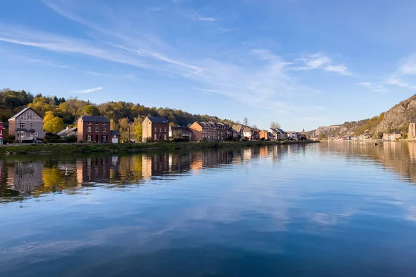 Belçika 'da Meuse Nehri manzaralı tarihi Dinant kasabası manzarası