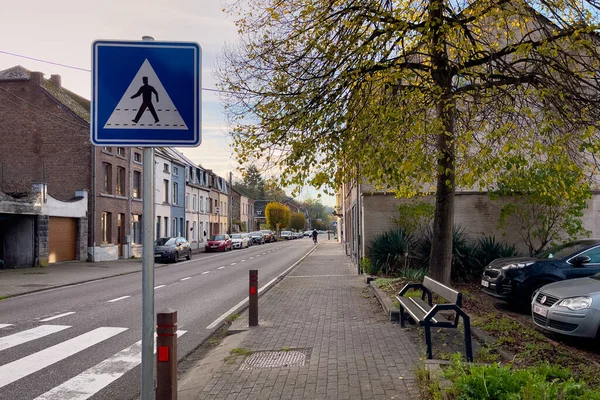 Blaues Metallisches Fußgängerschild Straßenrand Neben Den Zebrastreifen Dinant Belgien — Stockfoto