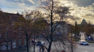 Brüksel, Belçika 'da arabalar sürüyor