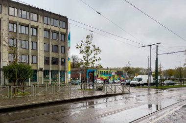 Brüksel, Belçika 'da yağmurlu bir günde araba sürüyor