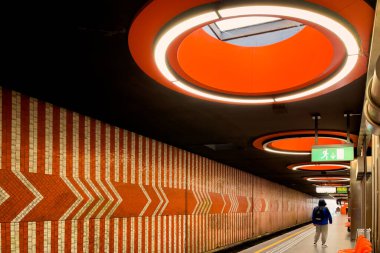 Belçika, Brüksel 'deki Pannenhuis metro istasyonundaki insanlar