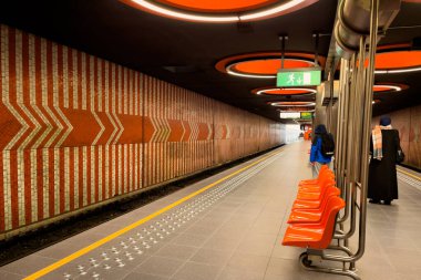 Belçika, Brüksel 'deki Pannenhuis metro istasyonundaki insanlar