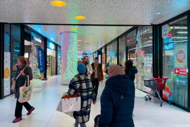  Brüksel, Belçika 'da bir alışveriş merkezinin içinde yürüyen insanlar