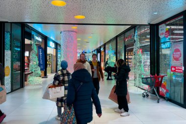  Brüksel, Belçika 'da bir alışveriş merkezinin içinde yürüyen insanlar