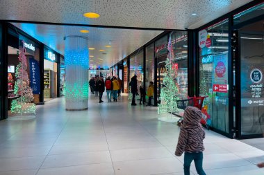  Brüksel, Belçika 'da bir alışveriş merkezinin içinde yürüyen insanlar