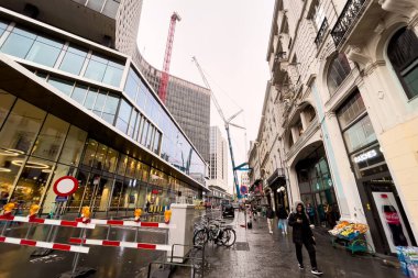 Brüksel, Belçika 'da yanında uzun bir vinç bulunan modern bina yeniden inşa ediliyor.