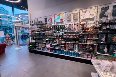 Bir mağazanın içinde bir raf dolusu Noel süsü ve hediye bir alışveriş merkezinde.