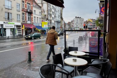 Brüksel, Belçika 'da bir bütçe kahve dükkanının terasında boş masalar.