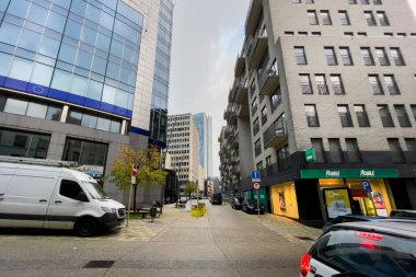 Brüksel, Belçika 'da caddeye park edilmiş araçlar