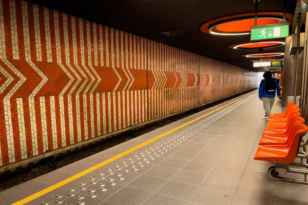 Människor Inne Pannenhuis Tunnelbanestation Bryssel Belgien — Stockfoto