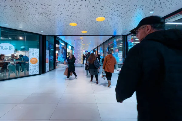  Brüksel, Belçika 'da bir alışveriş merkezinin içinde yürüyen insanlar