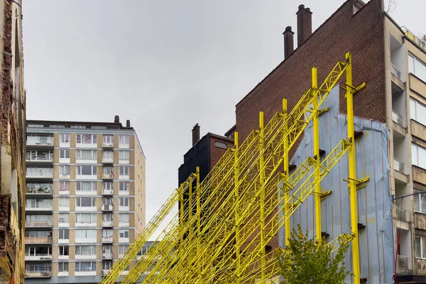 Κτίριο Ενισχυμένο Χαλύβδινες Δοκούς Που Βοηθούν Μην Καταρρεύσει Στις Βρυξέλλες — Φωτογραφία Αρχείου