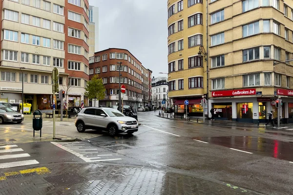 ブリュッセル ベルギーの雨の日に道路を走行する車 — ストック写真