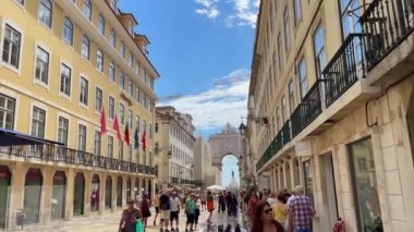 Lizbon 'daki Rua Augusta Kemeri' nin yakınında yürüyen insanlar.