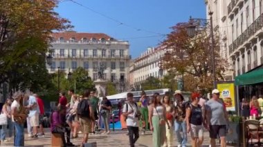 Lizbon 'daki Chiado Meydanı' nda takılan insanlar.