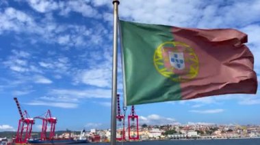 Portekiz, Lizbon Limanı 'ndan geçen bir tur teknesinin arkasında sallanan Portekiz bayrağı. 