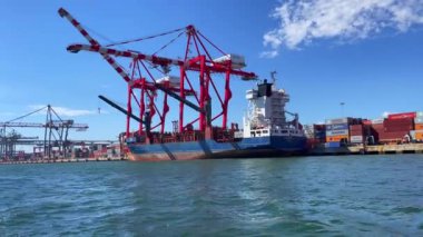 Lizbon, Portekiz Limanı 'ndan geçen bir tur teknesinden görüntü