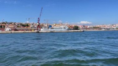 Lizbon, Portekiz Limanı 'ndan geçen bir tur teknesinden görüntü
