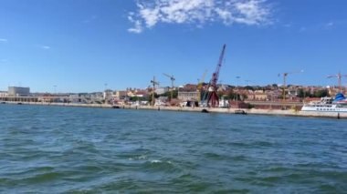 Lizbon, Portekiz Limanı 'ndan geçen bir tur teknesinden görüntü