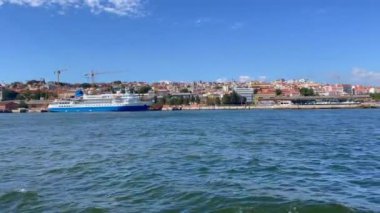 Portekiz 'in Lizbon şehrinde hareket eden bir feribottan görüntüler