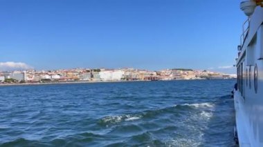Portekiz 'in Lizbon şehrinde hareket eden bir feribottan görüntüler