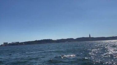 Lizbon 'daki kral heykeli İsa' nın yanından geçen bir feribottan görüntü