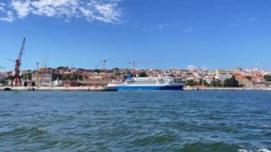 Portekiz 'in Lizbon şehrinde hareket eden bir feribottan görüntüler
