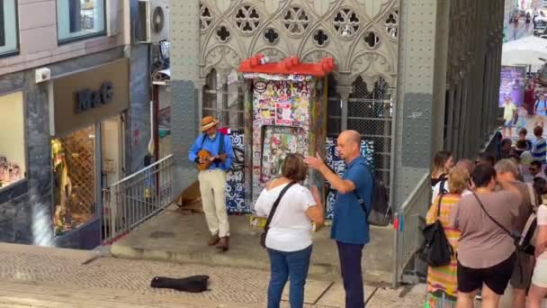 Lizbon Santa Justa Lift Yanında Gitar Çalan Bir Müzisyen — Stok video