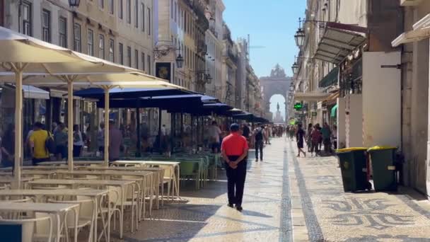 Lizbon Daki Rua Augusta Kemeri Nin Yakınında Yürüyen Insanlar — Stok video