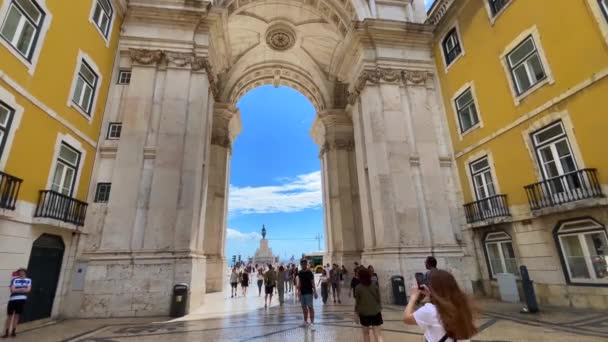 Туристы Идущие Через Арку Руа Аугуста Лиссабоне Португалия — стоковое видео