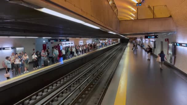 Ένα Μετρό Που Φθάνουν Ένα Σταθμό Του Μετρό Στη Λισαβόνα — Αρχείο Βίντεο