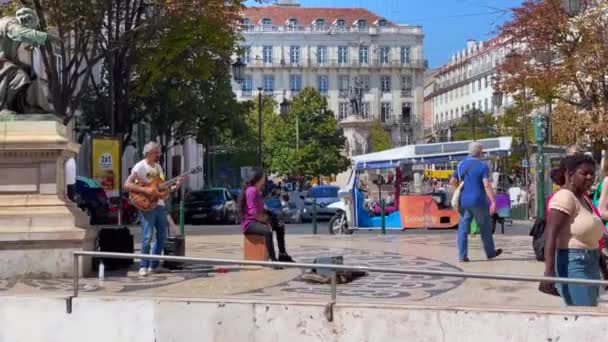 Άνθρωποι Αράζουν Στην Πλατεία Chiado Στη Λισαβόνα — Αρχείο Βίντεο