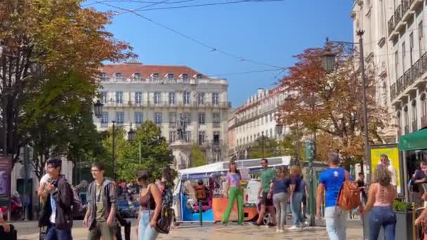 Mensen Hangen Rond Het Chiado Plein Lissabon — Stockvideo