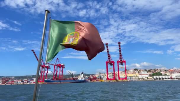 Bandera Portugal Ondeando Parte Trasera Barco Turístico Que Pasa Por — Vídeos de Stock