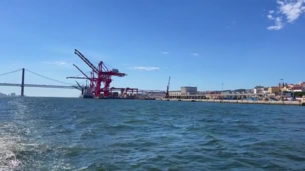 Vista Desde Barco Turístico Que Pasa Por Puerto Lisboa Portugal — Vídeo de stock
