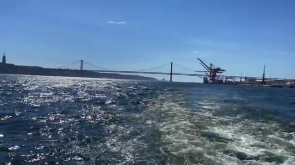 从一艘经过葡萄牙里斯本港的旅游船上观看 — 图库视频影像